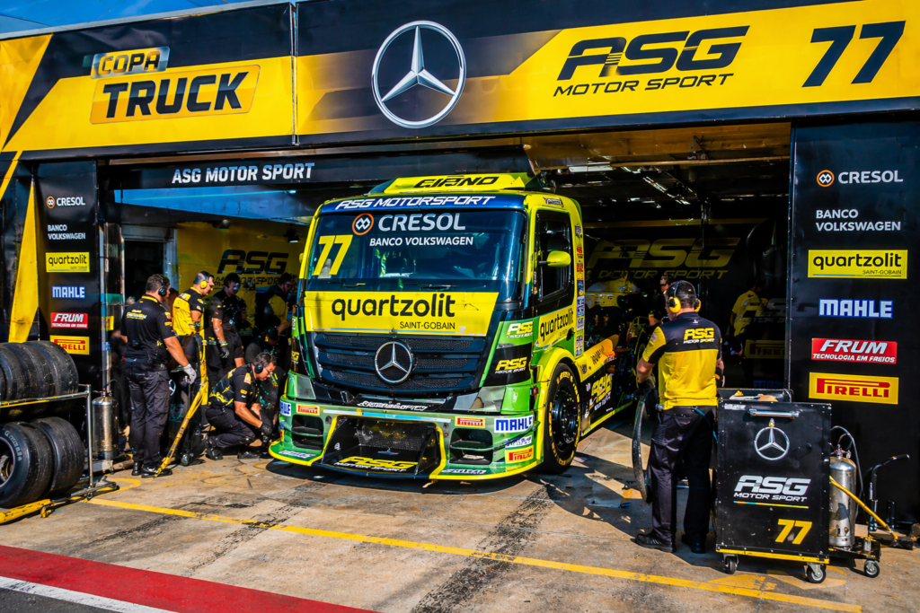 bastidores de corrida automobilística -
 box de caminhão copa truck equipe